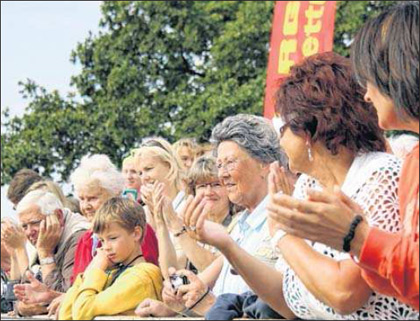 Sie wurden im Hafen mit lautem Applaus empfangen.