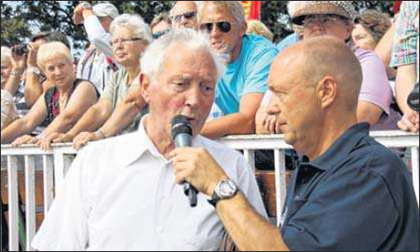 Der 80-jährige Karl Stahnke (l.), hier im Interview mit DLRG-Chef Jörg Wienberg, gab in diesem Jahr den Startschuss auf dem Vilm ab.