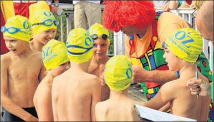 Bevor die Nachwuchsschwimmer mit dem Boot zu Start gefahren werden, schwört Clown Max die Jungen noch einmal ein.