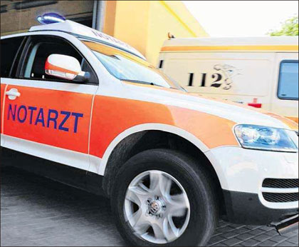 Mit Hammer am Grundstein: Andreas Bachmann, Vorsitzender des DRK-Kreisverbandes, beim symbolischen Akt am neu entstehenden Pflegeheim in Lauterbach