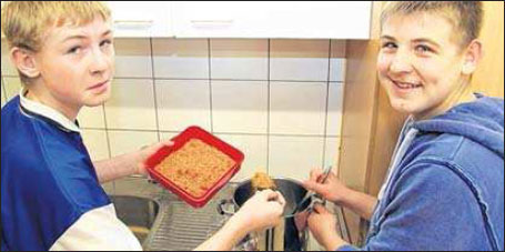 Tony und Dennis haben die Aufgabe übernommen, die Ringelblumensalbe herzustellen