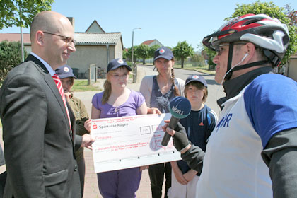 Jürgen Kalk und Matthias Mills in der Tischlerei der DRK-Werkstätten