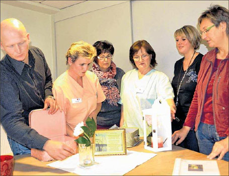 Diese Arbeitsgruppe des Pflegeheimes Binz des Deutschen Roten Kreuzes hat das Konzept für einen noch würdevolleren Abschied von verstorbenen Mitbewohnern vorbereitet