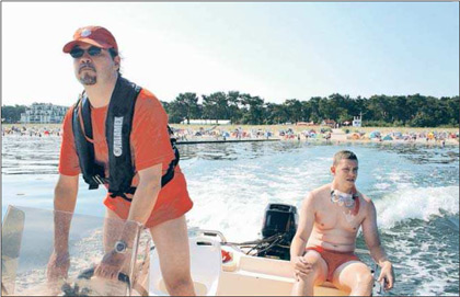 Die Rettungsschwimmer Mike Hupka und Michael Herfurth von der Zossener Wasserwacht beim Einsatz vor