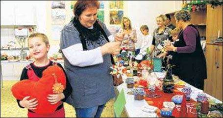 Auf dem Schulbasar: Lea fand das Herzkissen so schön zum Kuscheln.Ihre Oma Roswitha Student musste sich noch entscheiden. Foto: dl