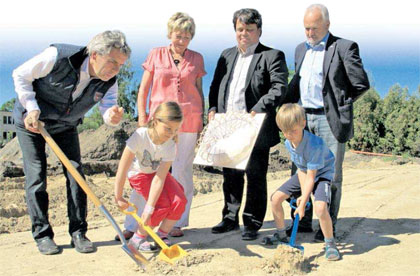 Friderike und Cedrik rammen ihre Schaufeln ins Erdreich.