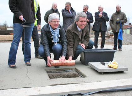 Bärbel Pälicke und Andreas Bachmann bei der Grundsteinlegung.