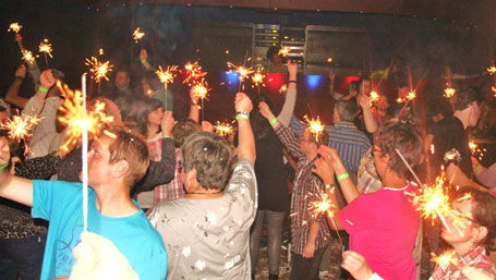 Ausgelassene Lebensfreude auf der Disco für Menschen mit Handicap