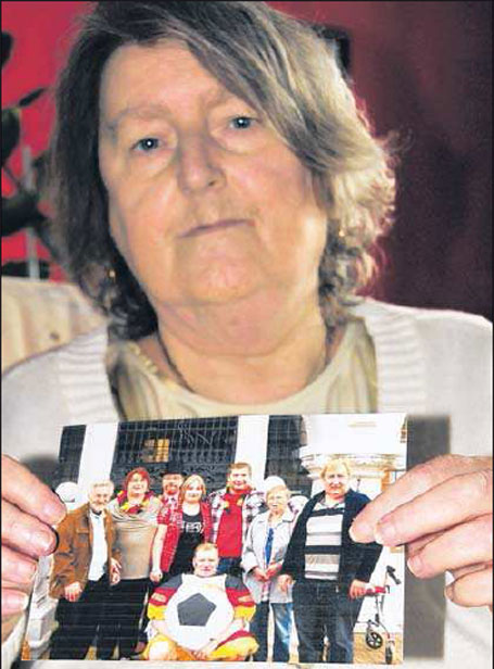 Annegret Jügler und ihre kleine Schatzkiste mit Fotos. Auf dem kleinen Foto rechts: ihr Cousin Wilfried Mai