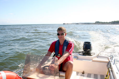 Henrik Lietfien, Rettungsschwimmer und Bootsführer bei der DRK-Wasserwacht, auf Kontrollfahrt vor dem Glower Strand. Dort ging gestern für die Wasserretter die diesjährige Saison zu Ende.
