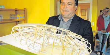 So soll die neue Kita in Garz aussehen: ProfessorMartin Wollensak von der HochschuleWismar präsentiert das Modell