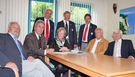 Gerhard Konermann, Andreas Bachmann, Dietlind Baumann, Klaus Götz und Erwin Abraham (vorne v.l.) mit Werner Ziegenhagen, Werner