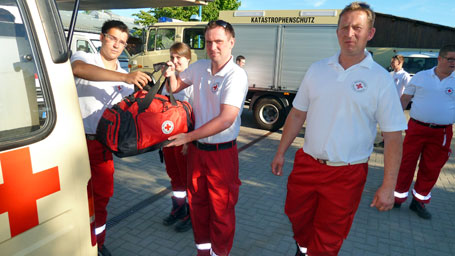 Unterstützung beim Kampf gegen das Hochwasser: Zehn Einsatzhelfer des DRK-Kreisverbandes Rügen haben sich am Montagabend auf den Weg nach Ludwigslust und weiter nach Boizenburg gemacht.Foto: DRK