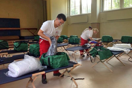 Vor Ort: Helfer von der Insel bauen in einer Boitzenburger Grundschule Notunterkünfte für mögliche Evakuierungen auf. Foto: Sebastian Moldt