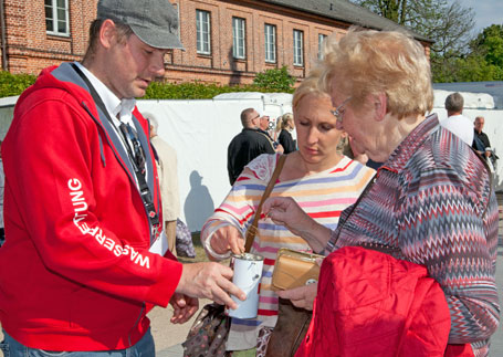 Zahlreiche Konzertbesucher ließen sich nicht lange bitten und spendeten spontan für die Opfer des Hochwassers.