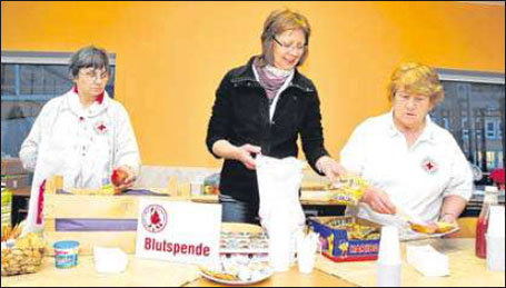 Frauen aus Sagard und Sassnitz bereiten die Verpflegung für die Blutspender vor. Auch diese ehrenamtliche Hilfe ist wichtig