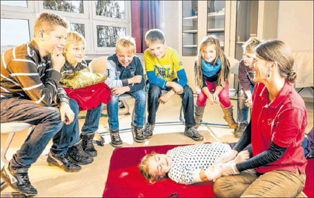 Kurse sollen spannend sein – und wenn Schüler bei der Ersten Hilfe auch noch was zu Lachen haben, freut sich die DRK-Mitarbeiterin. Foto DRK