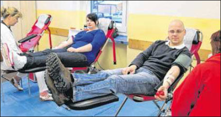 Schwester Sylvia vom DRK-Blutspendedienst sowie die Spender Cindy Hansekowski und Thomas Britt