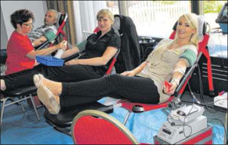 Viola Kaser vom Hotelmarketing (r). und Bankettkoordinatorin Antje-Karen Krause spendeten Blut