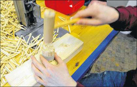 Die Holzstäbchen werden festgeklopft und bekommen einen Docht. So entsteht ein Kaminanzünder.