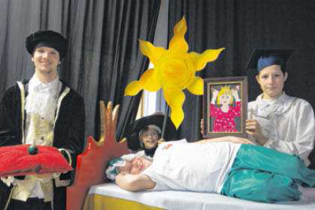 Martin Goschke, Sina Ruback, Kathleen Much und Patrick Koglin (v.l.n.r.) brachten die „Prinzessin auf der Erbse“ auf die Bühne. Foto: kst