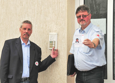 Norbert Schulz (l.) und Rüdiger Weidner sind bis August auf der Insel unterwegs, um für Vertrauen und das DRK zu werben