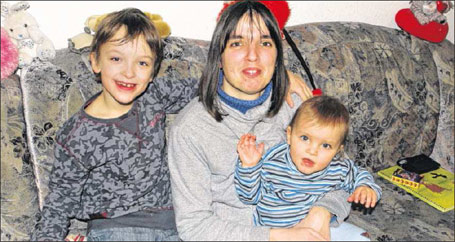 Genießen die Zeit zwischen den Klinikaufenthalten: Mama Sina Krampitz und die Söhne Leon (li.) und Ben Luca. Foto: Stefanie Büssing