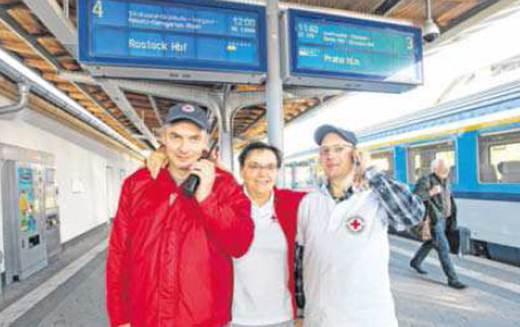 Das Team des DRK-Bahnhofsdienstes sorgt fürs Wohl der Fahrgäste. Im Bild: Gerd Glodschei, Margitta Koch und Gregor Becker (v.l.). Foto: Christian Rödel