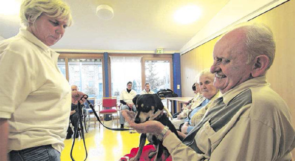 Glänzende Augen Rudi Krüger freut sich über den Besuch von Michaela Ballschuh und Hund Ellie.