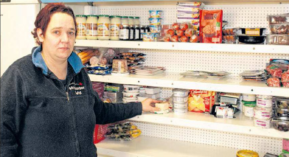 Lücken in den Lebensmittelregalen. Angelika Nahrhaft und ihre Mitstreiter von der Stralsunder Tafel sind darüber nicht glücklich. Foto: Jörg Mattern